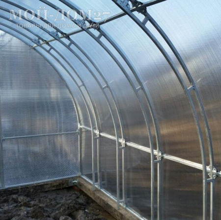 Теплица СверхПрочная Усиленная 4 метра с поликарбонатом | Мой-Дом27 | Каркас изготовлен из оцинкованной замкнутой трубы 20*20 мм.<br>
 Ширина - 3 метра. Высота - 2,1 метра. Длина 4 метра.<br>
 Выдерживаемая снеговая нагрузка - 300 кг/м2. Выдерживаемая ветровая нагрузка - до 22 м/с.<br>
 <b>Расстояние между дугами 0,65 метра. ДВОЙНАЯ ДУГА под дугой приварена еще одна дуга - толщина металла каждой дуги 1,2 мм.</b> Ширина двери 0,96 метра.<br>